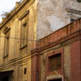 ...che si affianca a una villa d�epoca, anch�essa inutilizzata